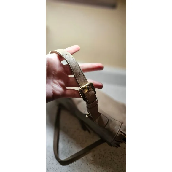 Charming Red(V) leather 2 way wear cross-body with a stylish fringe bow detail - Picture 7 of 12